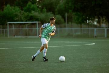 截胡切尔西！曼联领跑 6400 万英超铁腰！瓜迪奥拉盛赞真核（配图示意）
